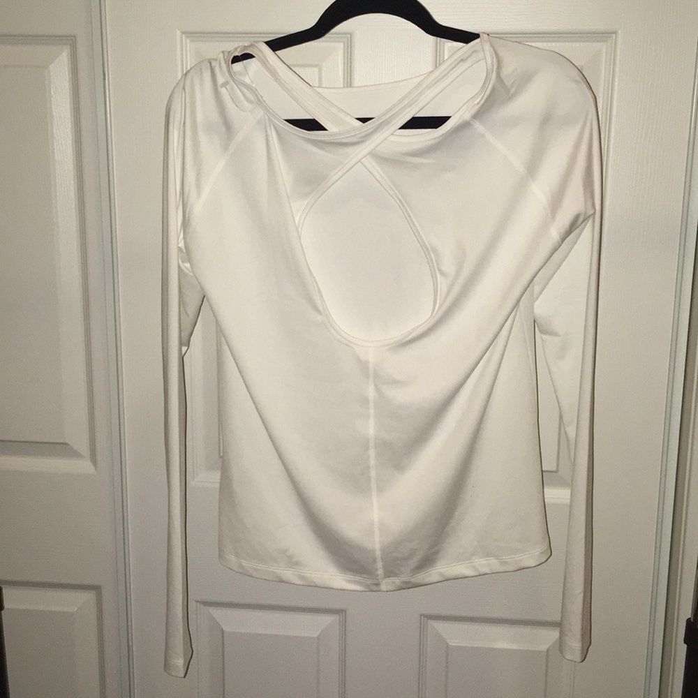 UNDER ARMOUR white loose workout top w/back cutout